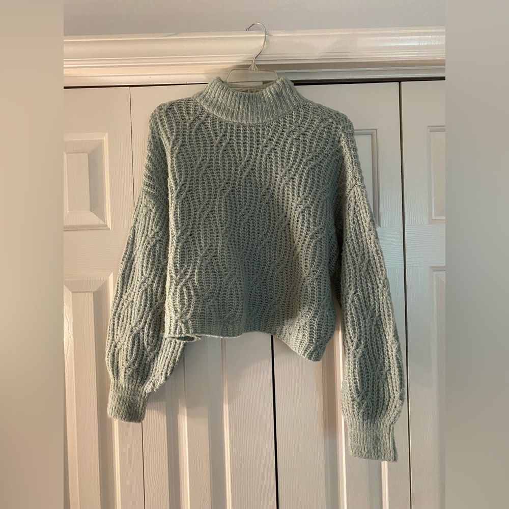 Chelsea & Violet sweater size M.